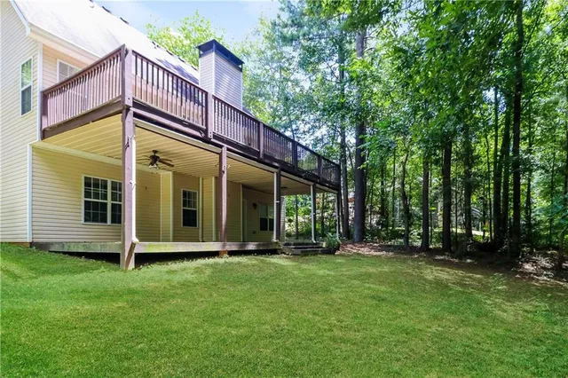 a view of a house with backyard