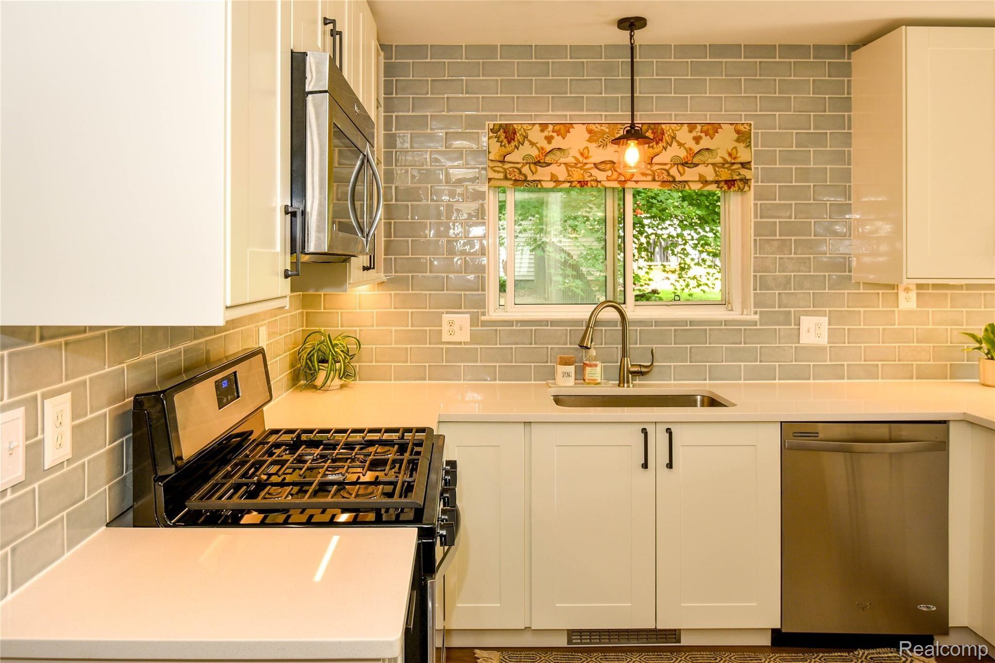 554 Curzon Road Rochester, MI 48307 - Photo 18 of 35 Kitchen View