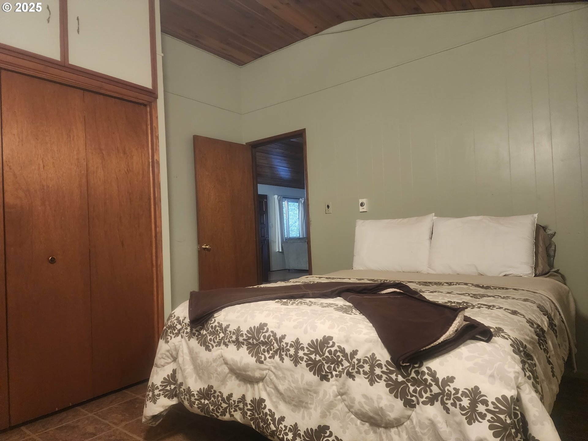 96015 Sun Lake Lane Lakeside, OR 97449 - Photo 19 of 46 a large bed in a bedroom next to a cabinet