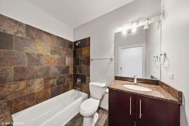 $3,100 | 825 North Hudson Avenue, Unit 2B, Chicago, IL 60610