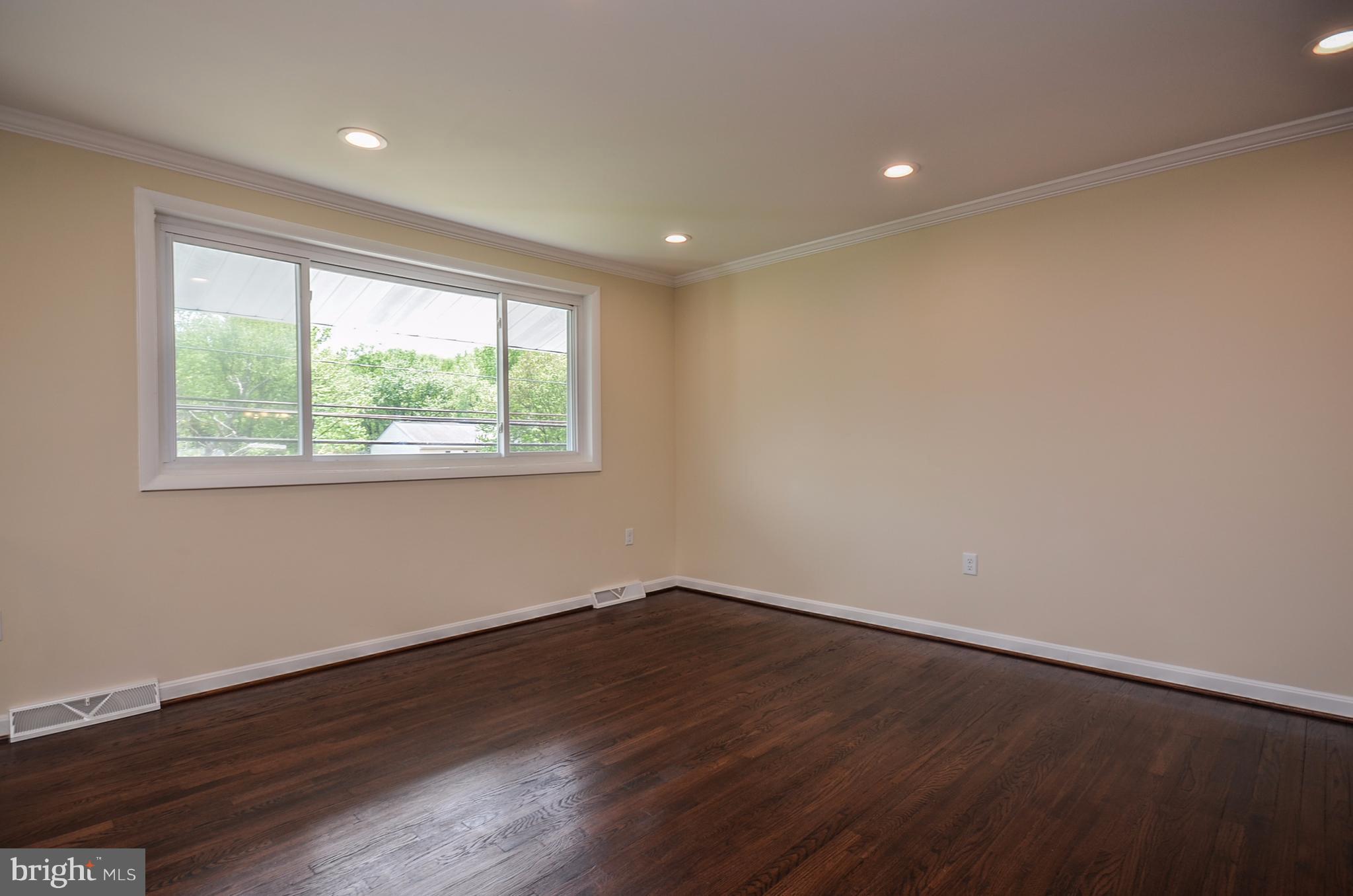 7610 Brooklyn Bridge Road Laurel, MD 20707 - Photo 2 of 28 Living Room