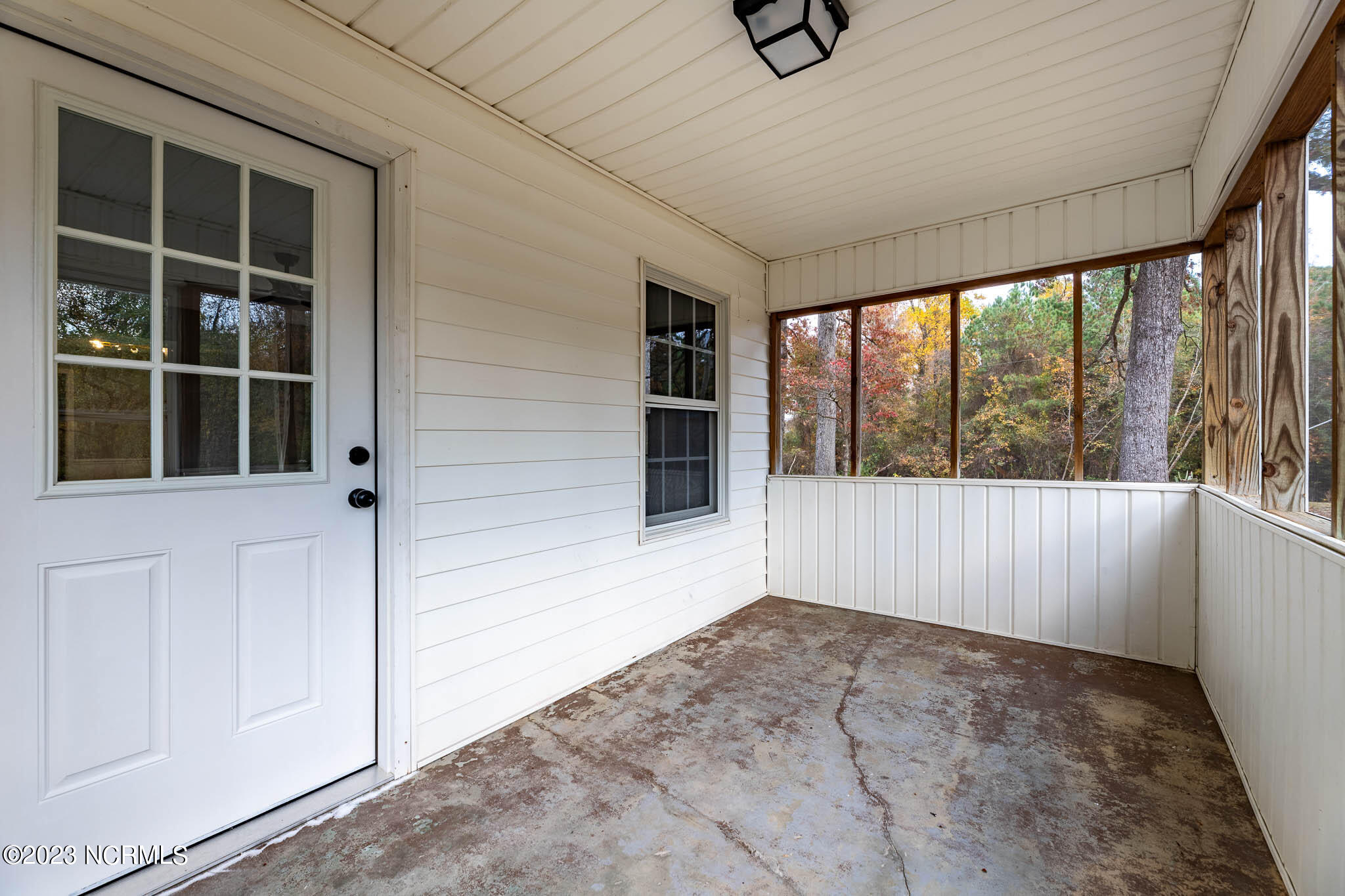 225 Grady Road Clinton, NC 28328 - Photo 25 of 40 Sun Room
