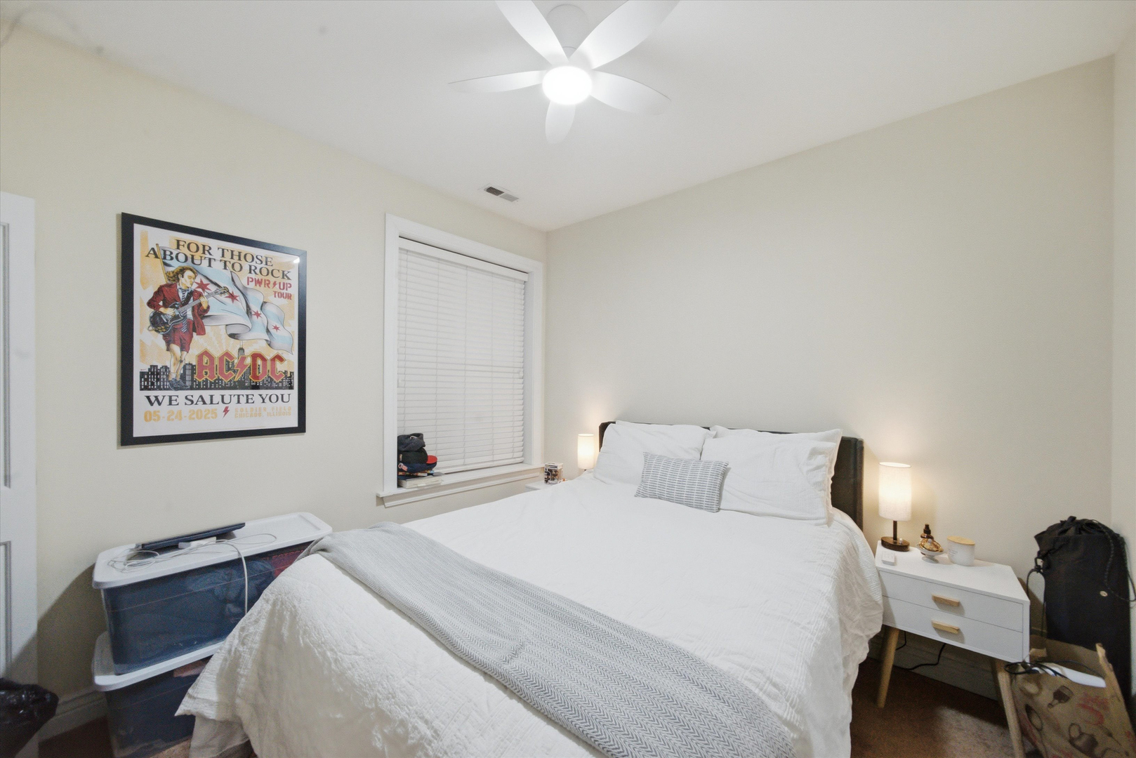 548 West Deming Place, Unit 1 Chicago, IL 60614 - Photo 6 of 11 a bedroom with a bed and a desk