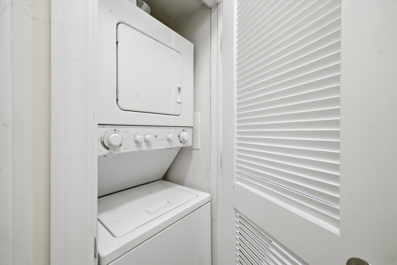 548 West Deming Place, Unit 1 Chicago, IL 60614 - Photo 9 of 11 a bathroom with a toilet and a sink