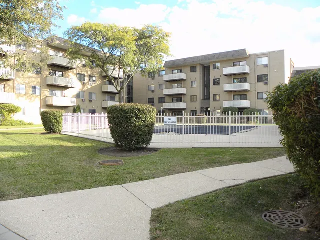 $188,000 | 290 North Westgate Road, Unit 200, Mount Prospect, IL 60056