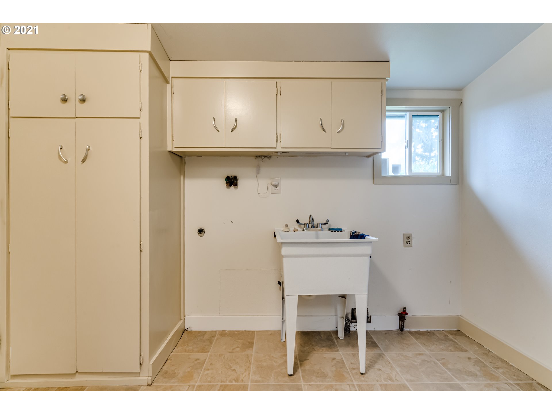 29785 Gimpl Hill Road Eugene, OR 97402 - Photo 11 of 18 Gallery Image 11