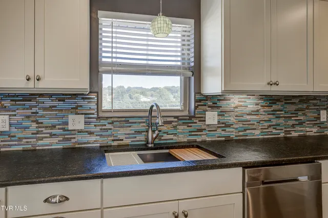 $499,900 | 222 Old Stage Drive, Bristol, TN 37620