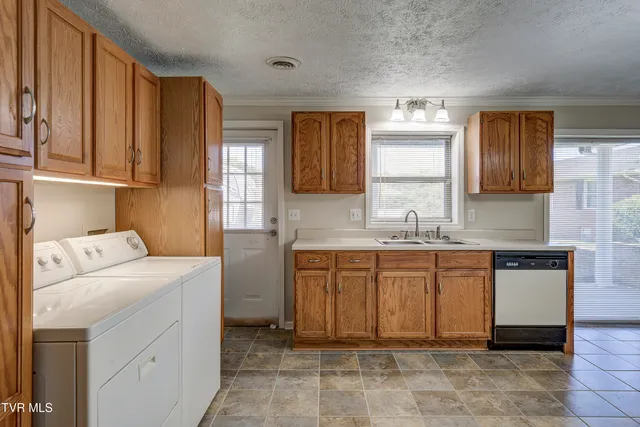 $499,900 | 222 Old Stage Drive, Bristol, TN 37620