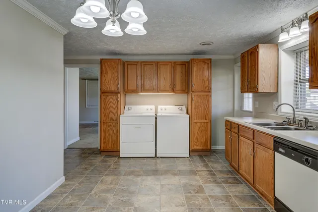 $499,900 | 222 Old Stage Drive, Bristol, TN 37620