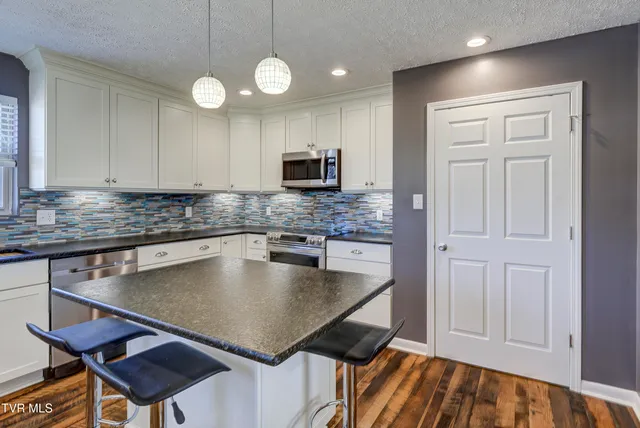 $499,900 | 222 Old Stage Drive, Bristol, TN 37620