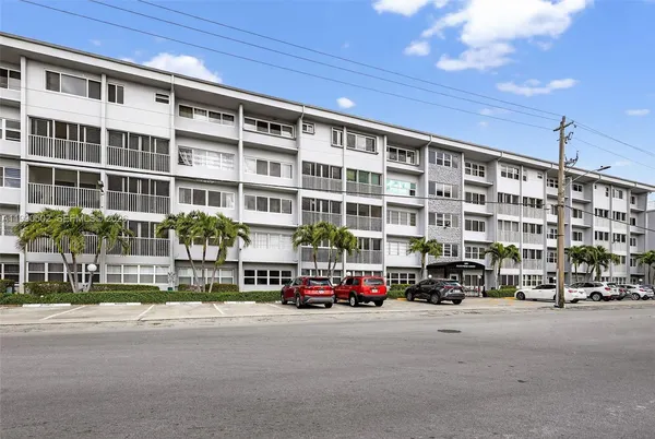 $329,000 | 329 Southeast 3rd Street, Unit 502T, Hallandale Beach, FL 33009