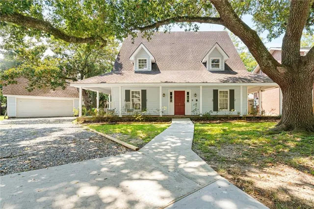 $395,000 | 3 Mary Ridge Court, River Ridge, LA 70123