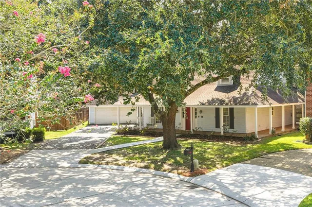 $395,000 | 3 Mary Ridge Court, River Ridge, LA 70123