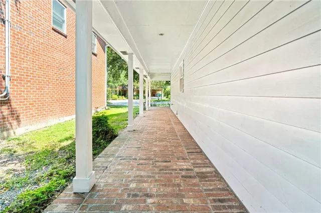 $395,000 | 3 Mary Ridge Court, River Ridge, LA 70123