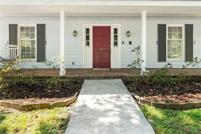 $395,000 | 3 Mary Ridge Court, River Ridge, LA 70123