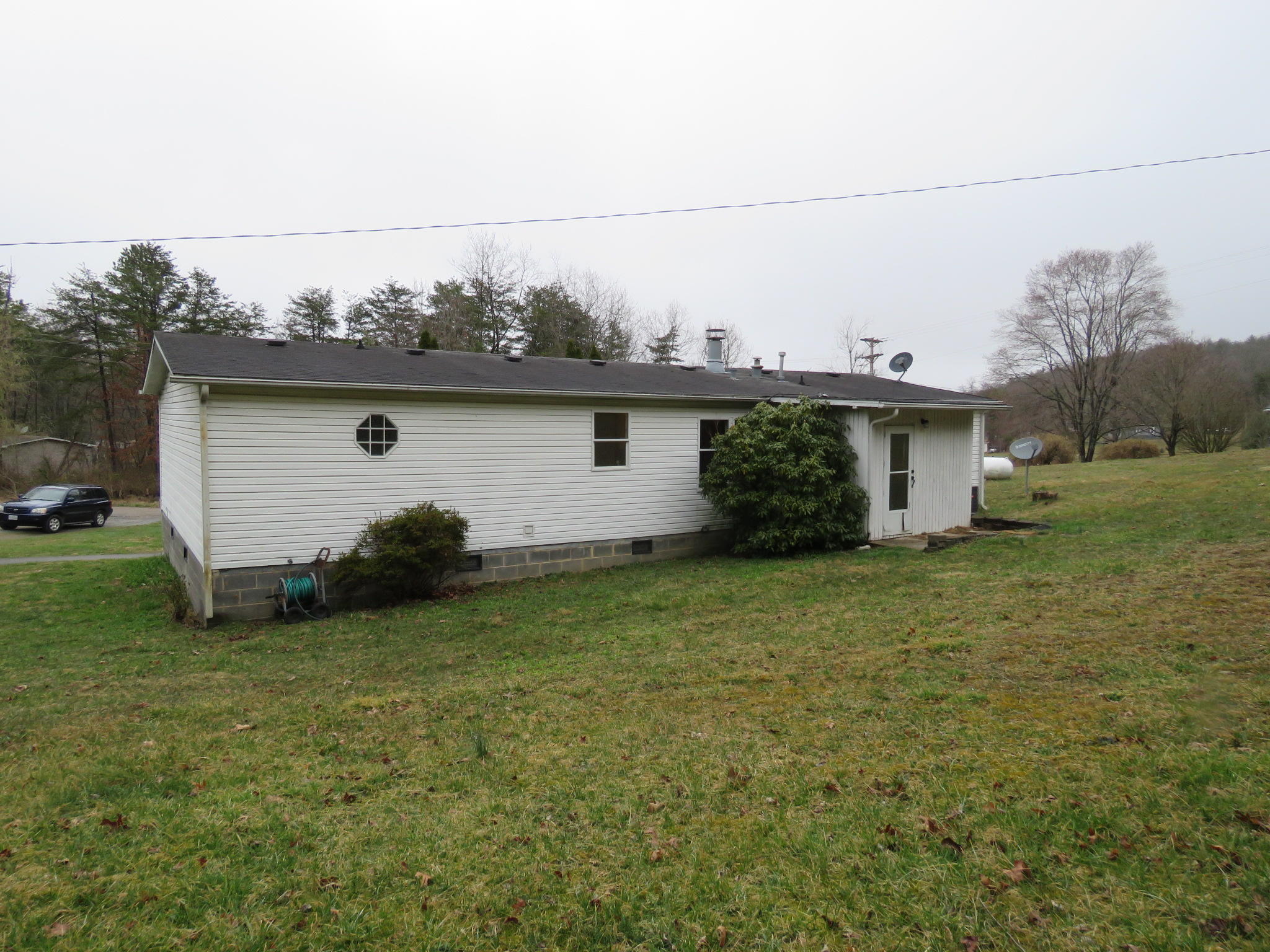 52 Homestead Road New Castle, VA 24127 - Photo 4 of 25 IMG_2031