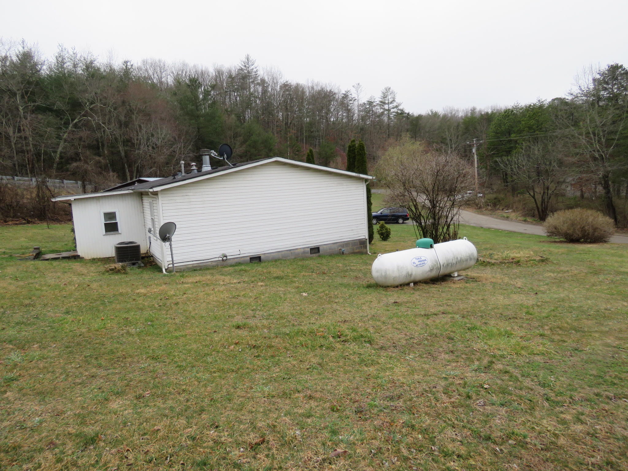 52 Homestead Road New Castle, VA 24127 - Photo 5 of 25 IMG_2032