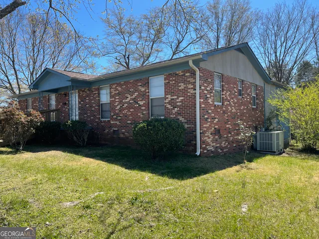 a view of a house with a yard