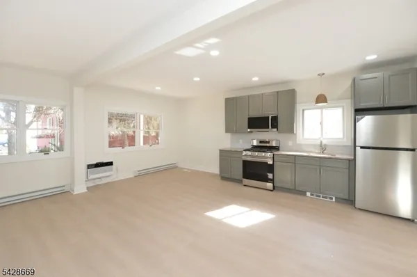 $2,300 | 255 Rea Avenue, Unit 3, Hawthorne, NJ 07506