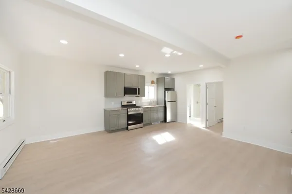 $2,300 | 255 Rea Avenue, Unit 3, Hawthorne, NJ 07506