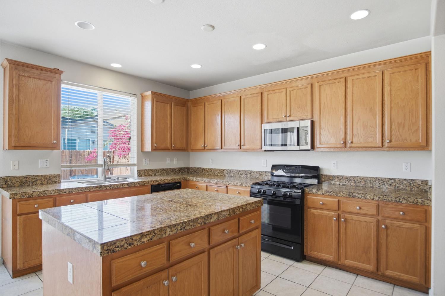 3648 Fallview Avenue Ceres, CA 95307 - Photo 9 of 24