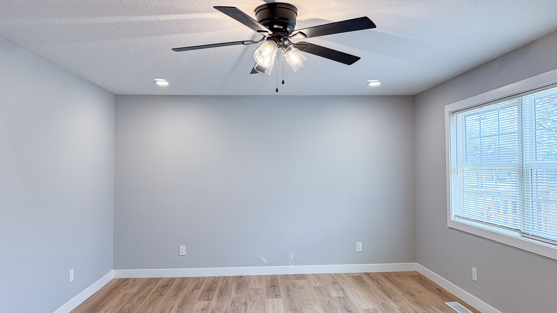 103 2nd Street Broadlands, IL 61816 - Photo 4 of 55 en empty room with window and ceiling fan