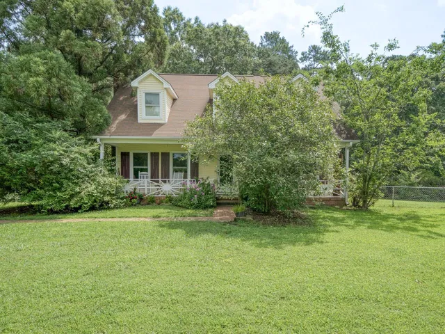 a picture of a wall with a white wall