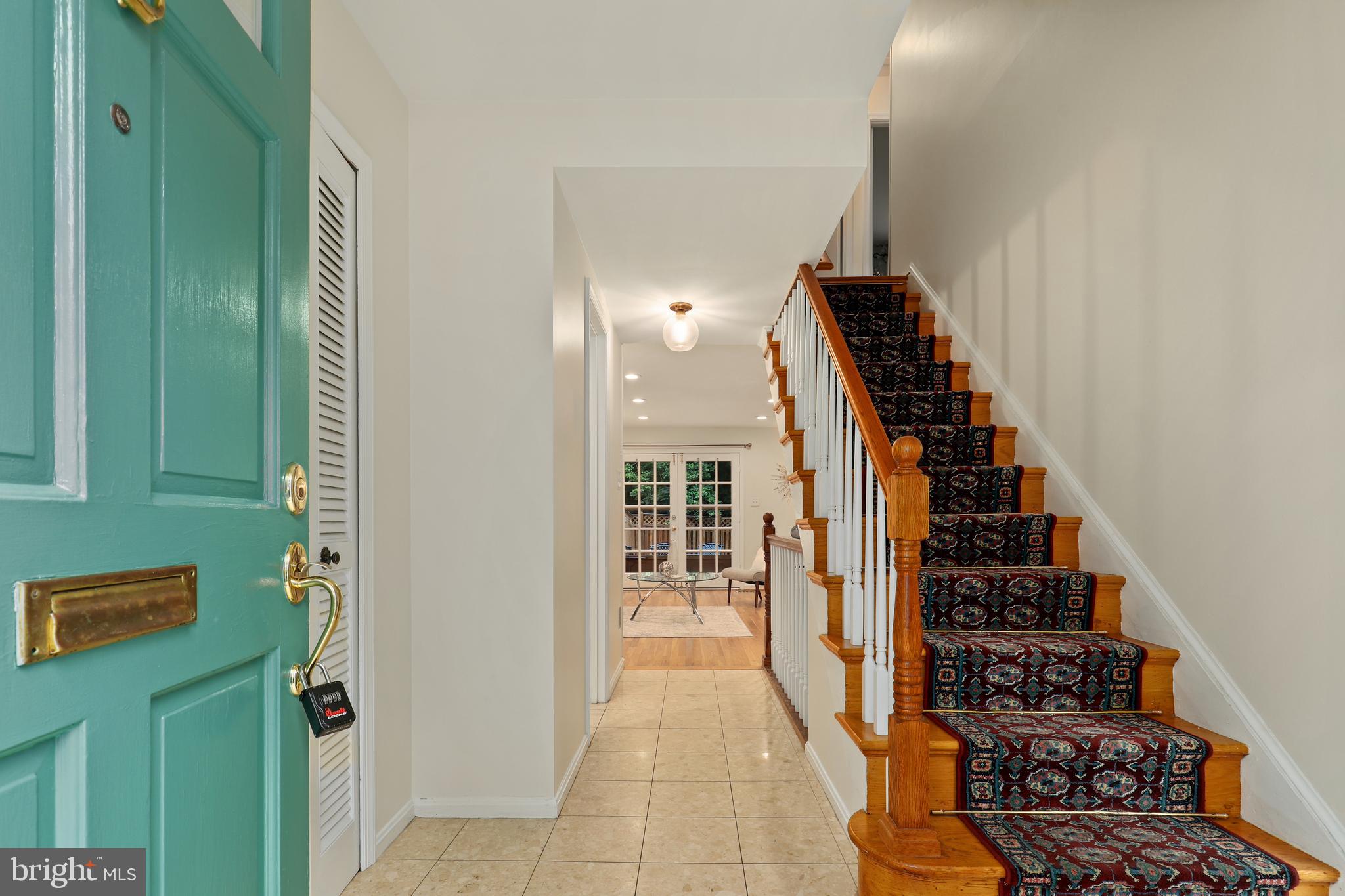 9728 Cardinal Road Fairfax, VA 22030 - Photo 4 of 37