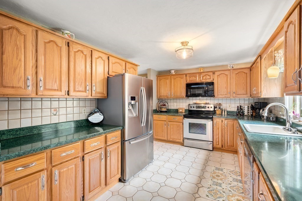 23 Baron Road Franklin, MA 02038 - Photo 9 of 38 Gallery Image 9