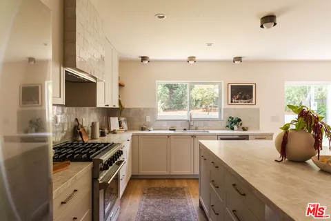 $1,350,000 | 22060 Independencia Street, Woodland Hills, CA 91364