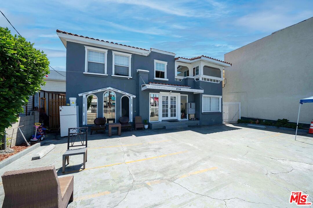 3714 West Pico Boulevard Los Angeles, CA 90019 - Photo 2 of 45 a building that has couches in front of it