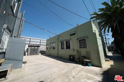 a view of entryway with outdoor area