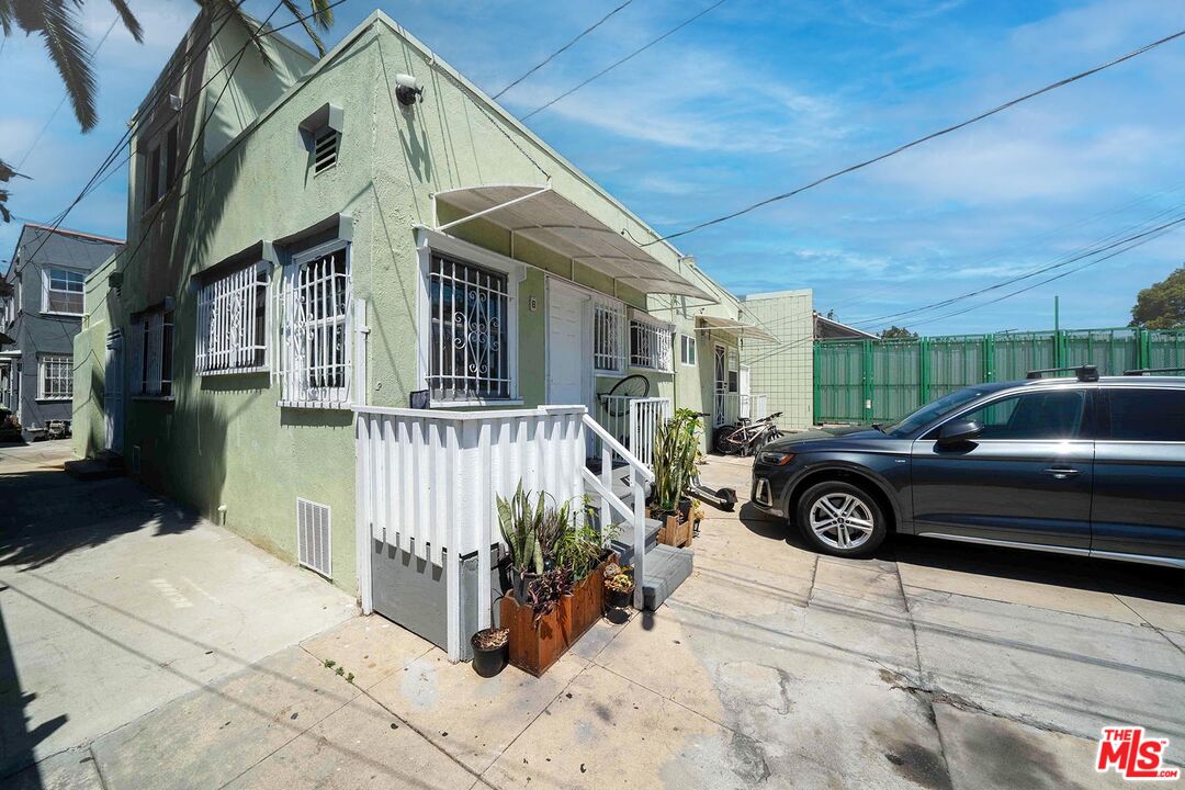 3714 West Pico Boulevard Los Angeles, CA 90019 - Photo 35 of 45 a view of a patio with table and chairs with wooden floor