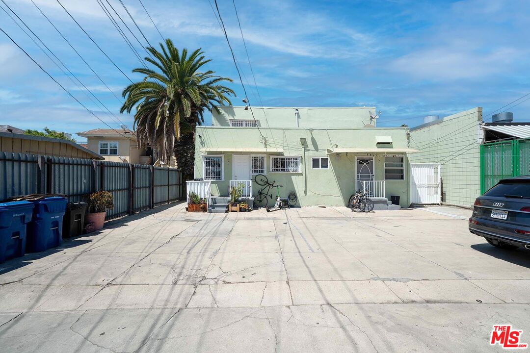 3714 West Pico Boulevard Los Angeles, CA 90019 - Photo 36 of 45 a view of a backyard of the house