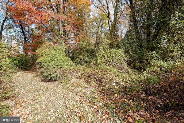 $390,000 | 7640 Tremayne Place, Unit 202, McLean, VA 22102