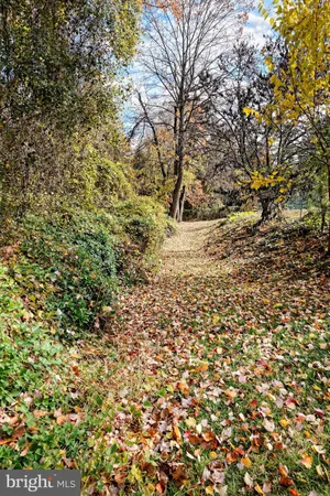 $390,000 | 7640 Tremayne Place, Unit 202, McLean, VA 22102