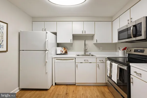 $390,000 | 7640 Tremayne Place, Unit 202, McLean, VA 22102