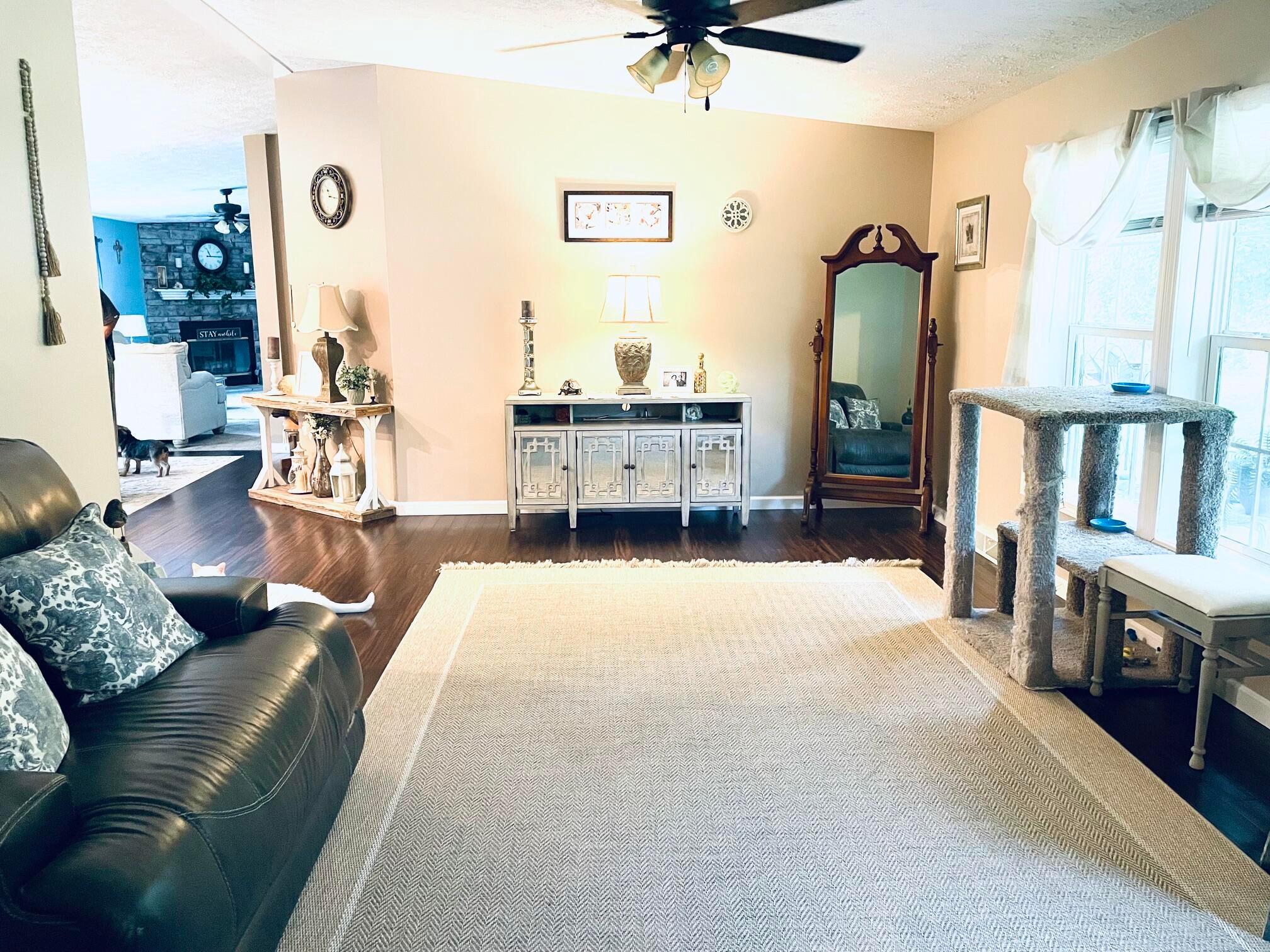 16282 Cox Road Logan, OH 43138 - Photo 15 of 40 Living Room