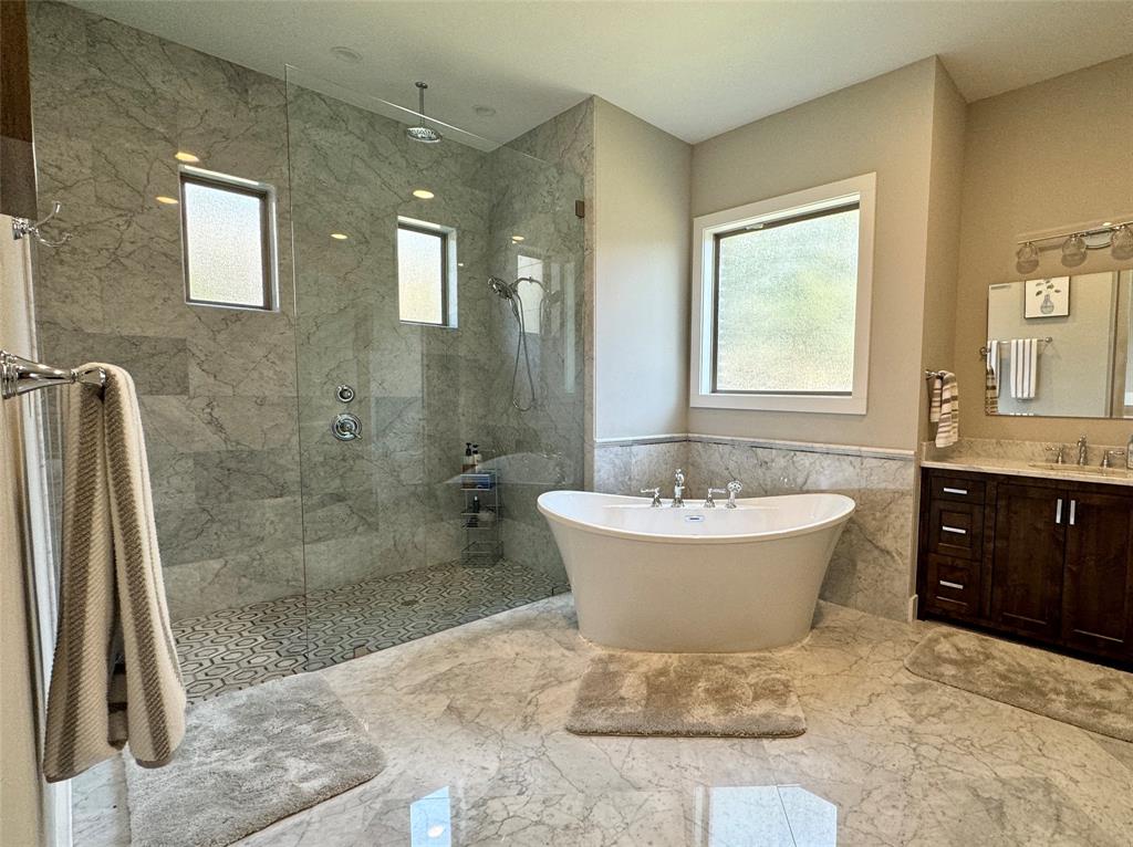 474 Eagle Cove Circle Tioga, TX 76271 - Photo 8 of 25 a bathroom with a bathtub sink and toilet