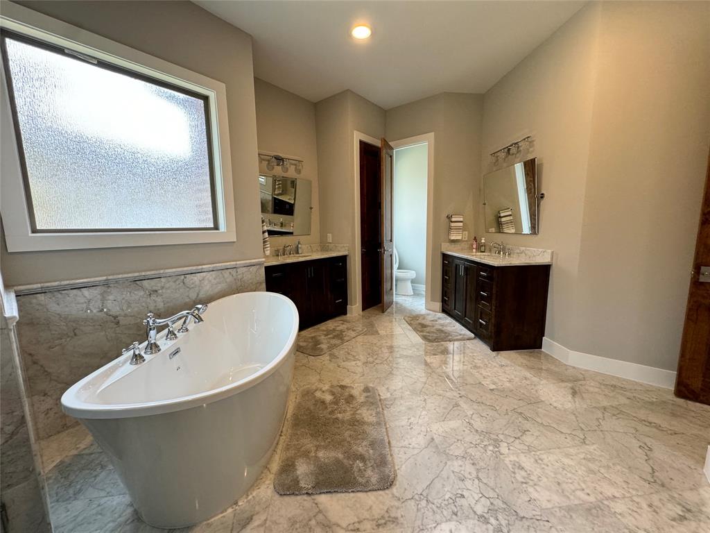 474 Eagle Cove Circle Tioga, TX 76271 - Photo 9 of 25 a bathroom with a bathtub and a sink