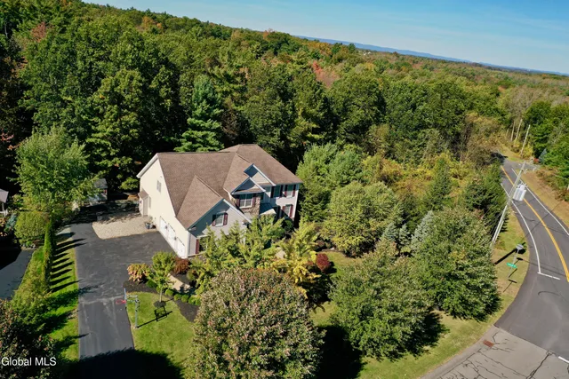 $799,000 | 72 Stone Crest Drive, Halfmoon, NY 12118