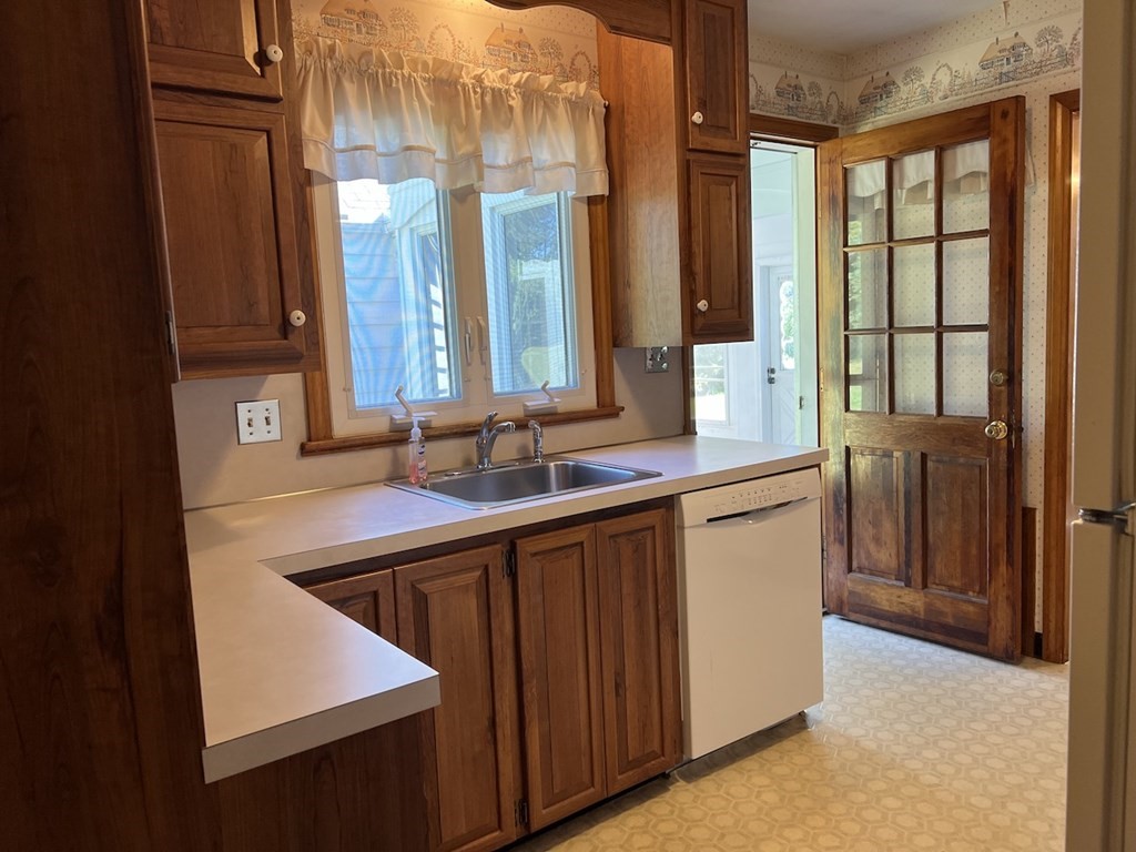 63 Bates Road Westfield, MA 01085 - Photo 8 of 39 Gallery Image 8