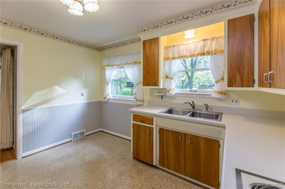 28244 Peppermill Road Farmington, MI 48331 - Photo 11 of 28 DSC_1847.jpg
