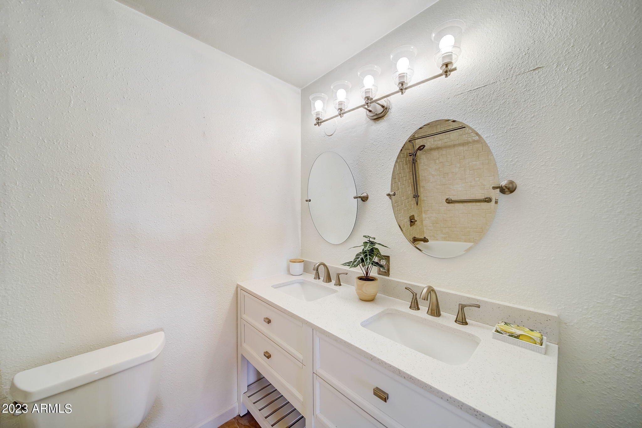 2663 West Wethersfield Road Phoenix, AZ 85029 - Photo 3 of 38 Guest Bathroom