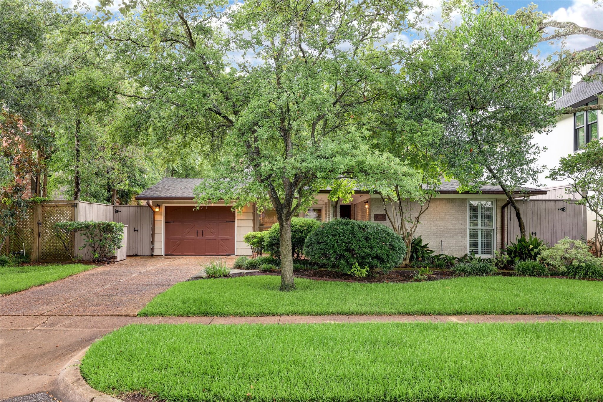 A traditional one story 3 bedroom/2 bath residence in popular Royden Oaks - with Generac generator!  1903 sq. ft  house (per Appr. district) located on a 7014 sq. ft lot (per Appr. district.  Grassed front yard with shrubbery beds and canopied trees provide shade to the front yard patio and covered front entry door.