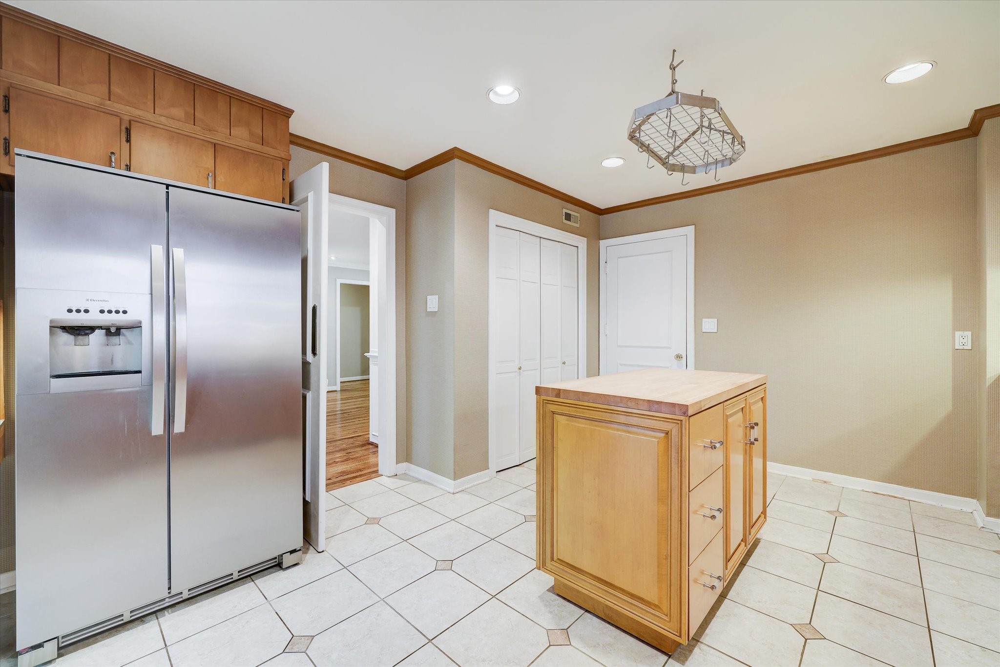 2401 Maconda Lane Houston, TX 77027 - Photo 7 of 20 Notice the eye catching dual refrigerator/freezer, dual closet doors for Pantry shelving, door to one car garage.