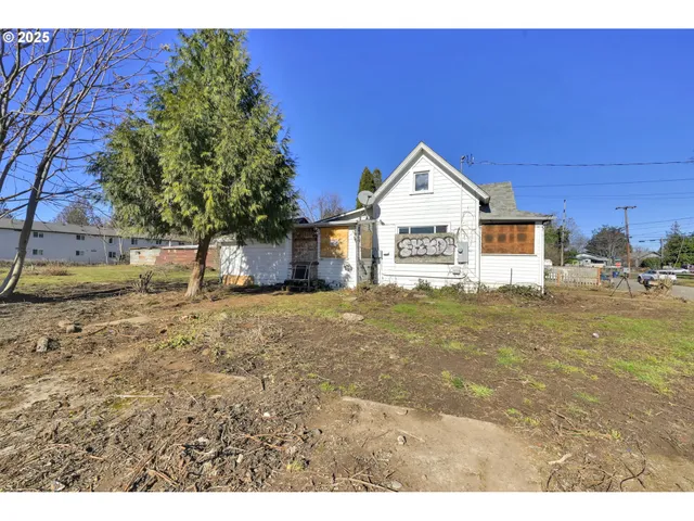 a view of a house with a backyard