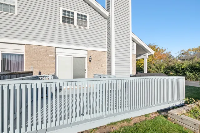 $274,900 | 7024 Olde Gatehouse Road, Tinley Park, IL 60477