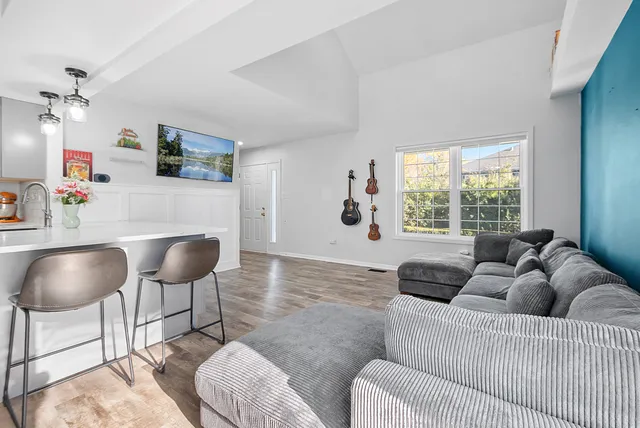 $274,900 | 7024 Olde Gatehouse Road, Tinley Park, IL 60477