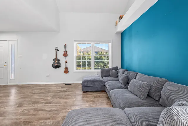 $274,900 | 7024 Olde Gatehouse Road, Tinley Park, IL 60477